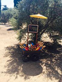 Carretto in legno e contenitore in mettalo.