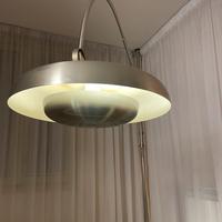 Lampada ad arco di Pirro Cuniberti per Sirrah
