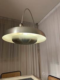 Lampada ad arco di Pirro Cuniberti per Sirrah