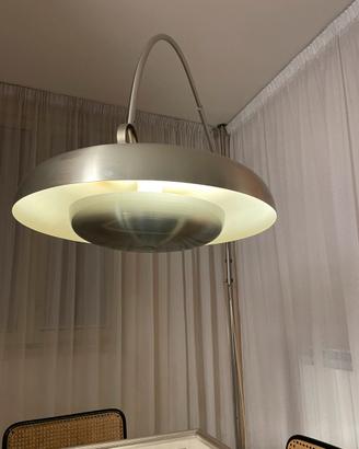 Lampada ad arco di Pirro Cuniberti per Sirrah