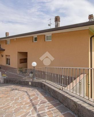 BIFAMILIARE A BIONE