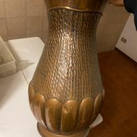 Grande vaso decorativo in rame martellato