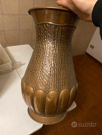Grande vaso decorativo in rame martellato