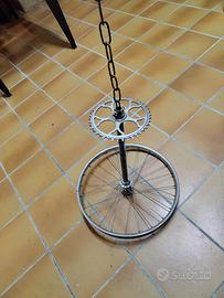 Lampadario incompiuto a tema bici