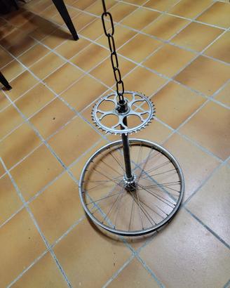 Lampadario incompiuto a tema bici