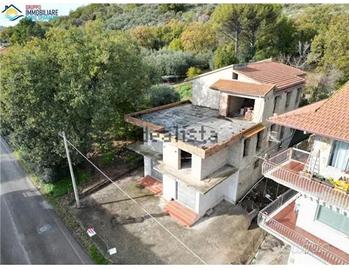 Intero immobile di 630 mq con terreno edificabile