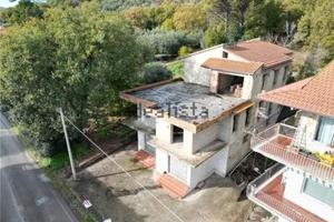 Intero immobile di 630 mq con terreno edificabile