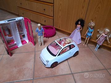 Barbie in 500 con Ken, tre amiche, armadio e cesto