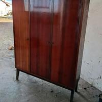 Armadio lucido a 3 ante con porta fucili, anni 60.