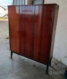 Armadio lucido a 3 ante con porta fucili, anni 60.