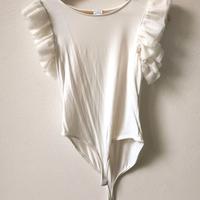 Body bianco con maniche a volant