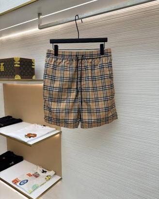 Pantaloncini Burberry, mai usati