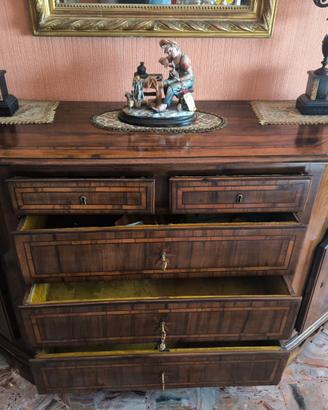 Tavolo, scrittoio e credenza