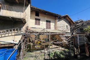 PORZIONE DI CASA CON CORTILE