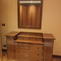 Armadio con cassettiera e specchio