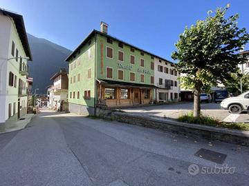 Attività / Licenza di 492 m² con più di 5 locali a
