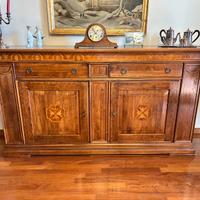 Credenza in noce lavorata a mano