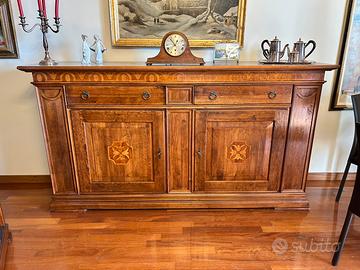 Credenza in noce lavorata a mano