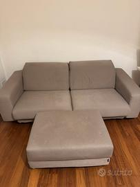 Divano moderno grigio con pouf