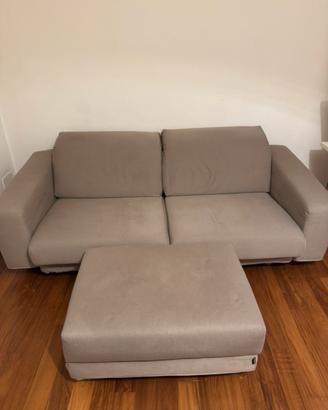 Divano moderno grigio con pouf