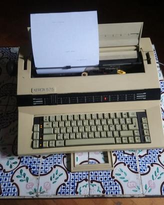 Macchina da scrivere vintage della xerox 575