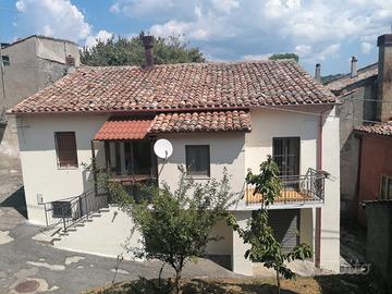 Casa indipendente + box e cantina in centro paese