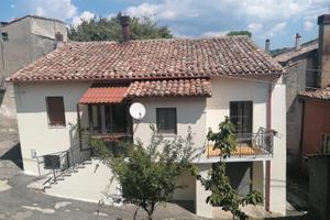 Casa indipendente + box e cantina in centro paese