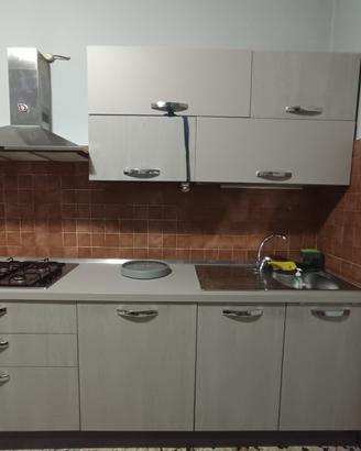 cucina completa di tutto