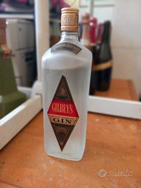 bottiglia vintage di Gilbey's London Dry Gin.