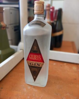 bottiglia vintage di Gilbey's London Dry Gin.