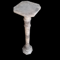 Elegante colonna in marmo