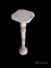 Elegante colonna in marmo