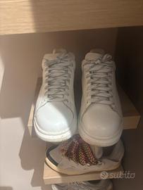 Scarpe bianco e nere