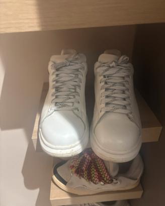 Scarpe bianco e nere