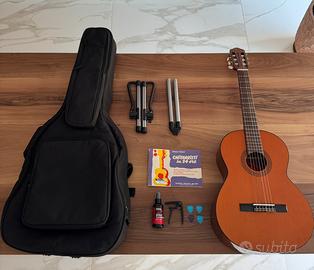 Chitarra classica vintage con custodia e accessori