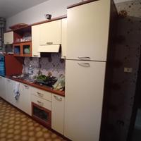 Cucina lineare con elettrodomestici 