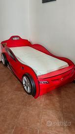 Letto per bambino a forma di macchina