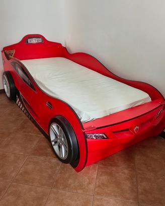 Letto per bambino a forma di macchina