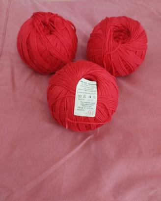 Gomitoli di cotone, fettuccia o lana.