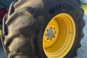 Pneumatici 800/65R32 con Cerchioni Mietitrebbia