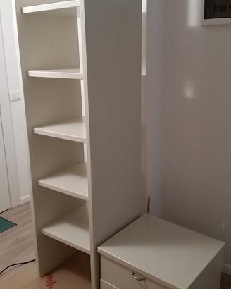 Scaffale in legno laccato bianco