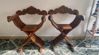 Coppia poltrone Savonarola in legno intagliato