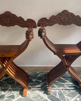 Coppia poltrone Savonarola in legno intagliato