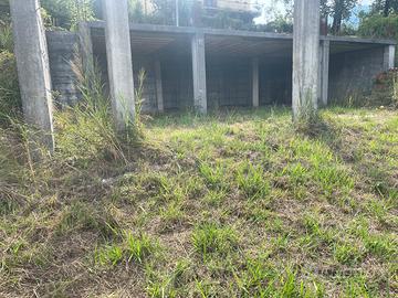 Terreno con fabbricato in costruzione