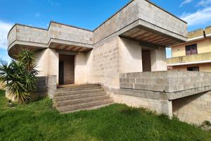 Villa con ampia metratura e giardino - possibilita