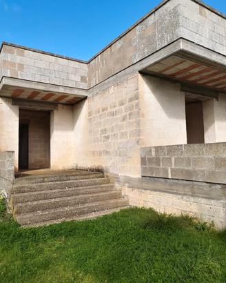 Villa con ampia metratura e giardino - possibilita