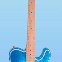 Chitarra di liuteria con frontale in resina