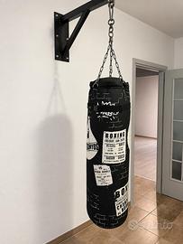 Sacco da boxe e guantoni omaggio