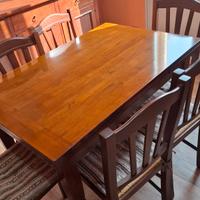 Tavolo allungabile con sei sedie 
