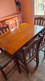 Tavolo allungabile con sei sedie 